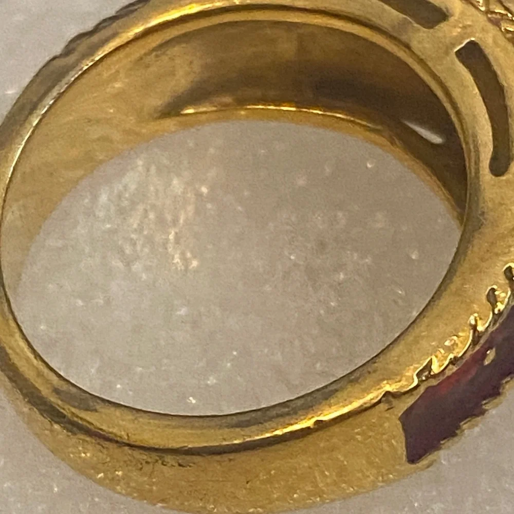 Vintage Joan Rivers Gold-Tone Green Stone & Red Enamel Ring size 9 - Picture 8 of 8